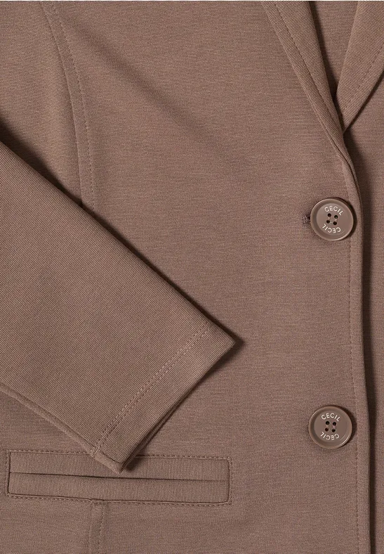 Braune Strickjacke mit Knöpfen und Leistentaschen.