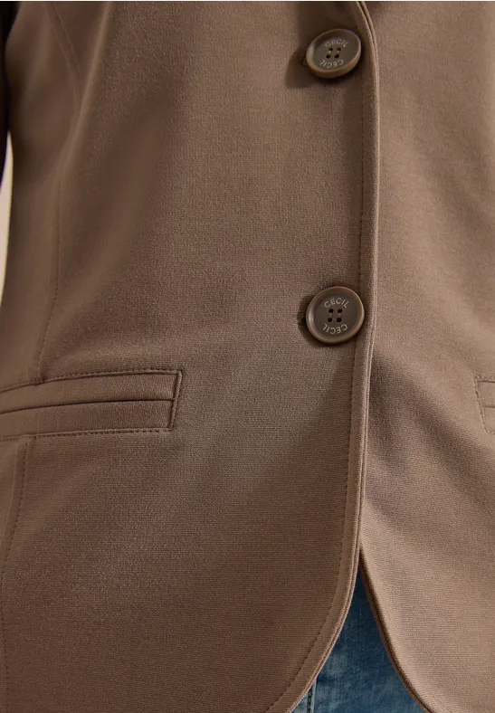 Brauner Blazer mit zwei Knöpfen und einer seitlichen Tasche.
