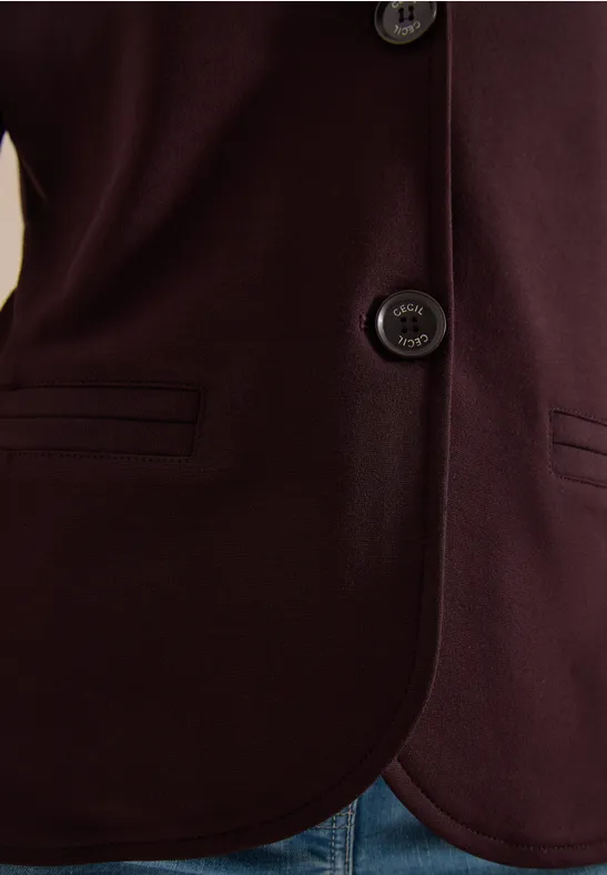 Dunkelroter Blazer mit zwei Einschubtaschen, Knöpfen und abgerundetem Saum.