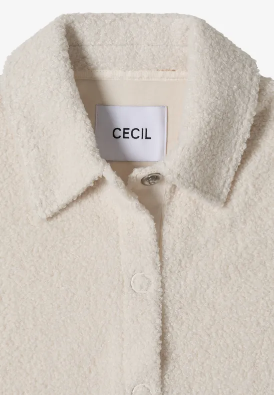 Kremowa kurtka teddy z miękkiego Sherpa, zapinana na guziki, z widoczną metką CECIL.