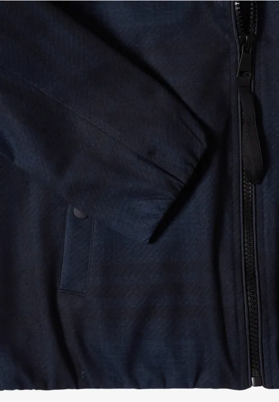 Nahaufnahme einer dunkelblauen Jacke mit Reißverschluss und Taschenklappe.
