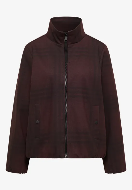 Dunkelrote Stehkragen-Jacke mit Reißverschluss und seitlichen Taschen.