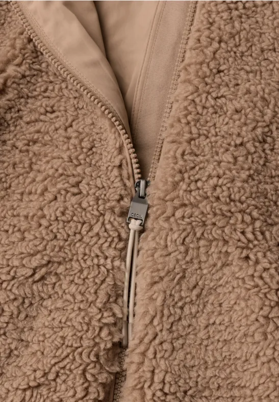 Braune Teddy-Fleece-Jacke mit offenem Reißverschluss und beigem Futter