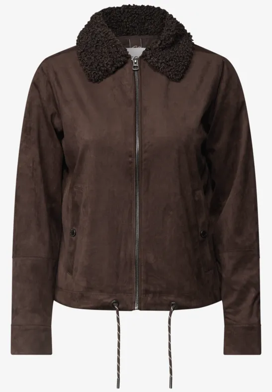 Braune Wildlederoptik-Jacke mit Reißverschluss und kuscheligem Teddyfellkragen.