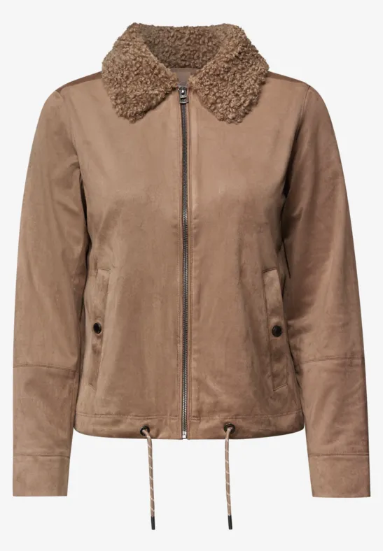 Braune Wildlederjacke mit Reißverschluss, Teddyfell-Kragen, Knöpfen an den Taschen und Kordelzug am Saum.