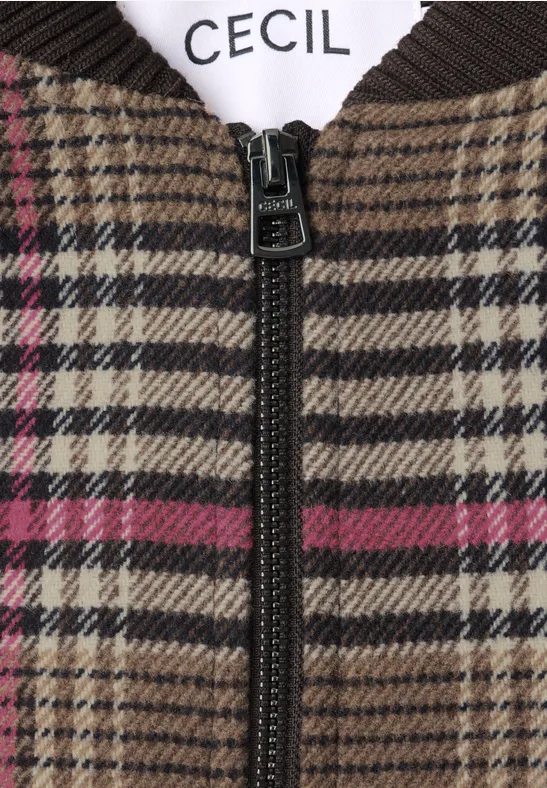 Braune karierte Jacke mit Reißverschluss und Pink-Streifen, Markenlabel CECIL sichtbar.