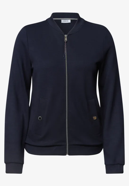 Lichte damesjas in donkerblauw met rits, twee zakken en een strak ontwerp.