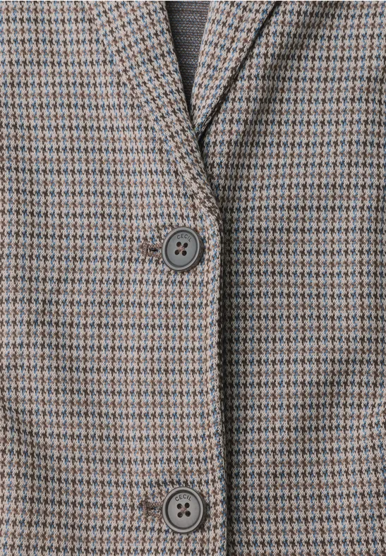Nahaufnahme eines karierten Blazers mit zwei Knöpfen in gedeckten Braun- und Grautönen.