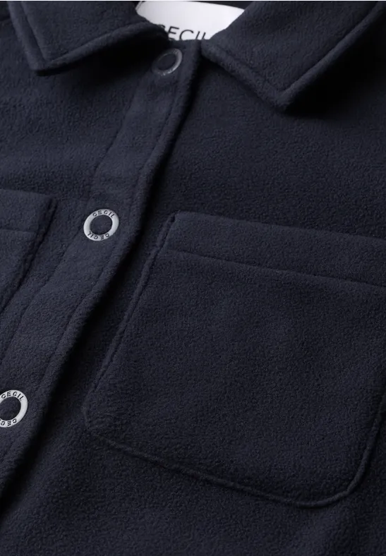 Schwarze Fleece-Jacke mit Fronttaschen, silbernen Druckknöpfen und klassischem Hemdkragen.