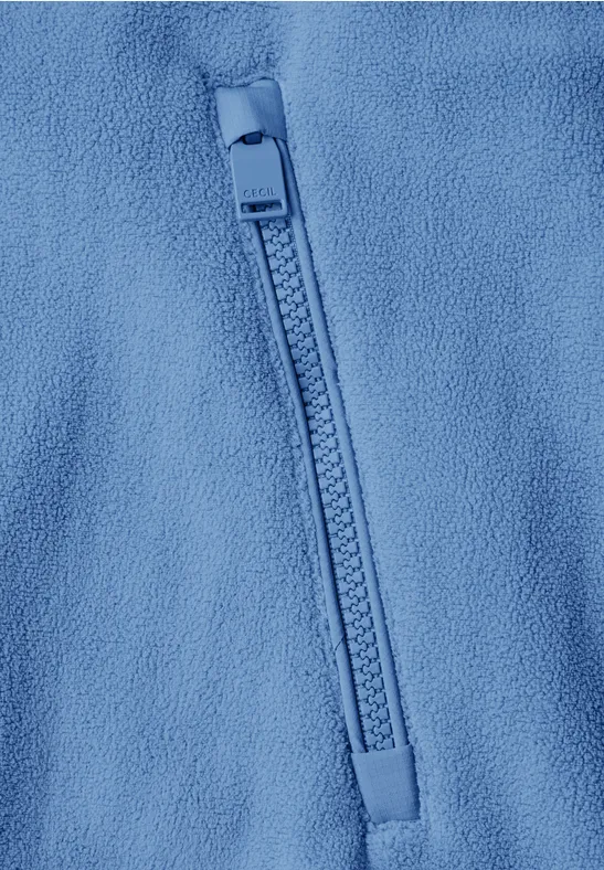 Close-up van een rits op lichtblauwe fleece stof
