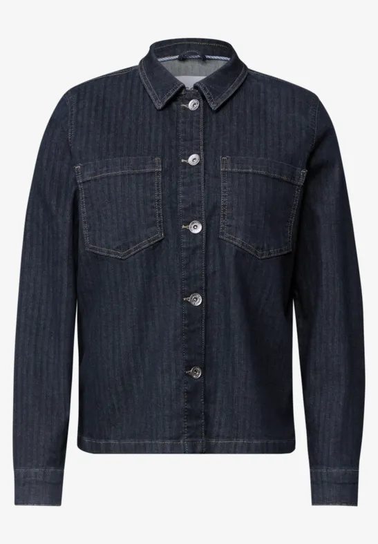 Dunkelblaue Jeansjacke mit Knopfleiste, Kragen und zwei Brusttaschen.