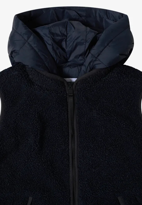 Schwarze Kapuzenjacke mit Reißverschluss und wattiertem Innerfutter, aus Fleece und Nylon.