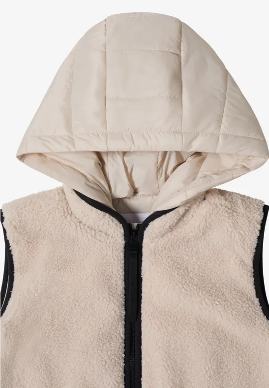 Beige mouwloze fleecevest met capuchon en rits.