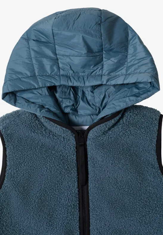 Blaue, ärmellose Fleece-Weste mit gesteppter, abnehmbarer Kapuze und Reißverschluss vorn.