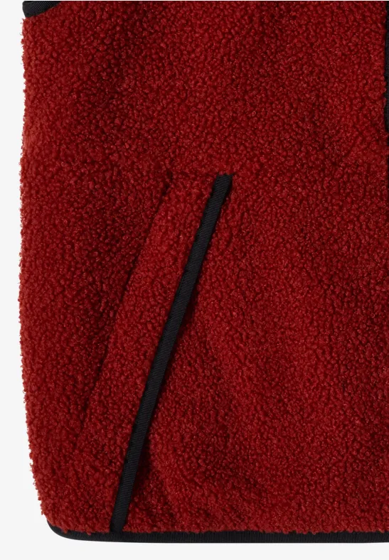 Rotes Fleece mit Seitentasche und schwarzem Besatz.