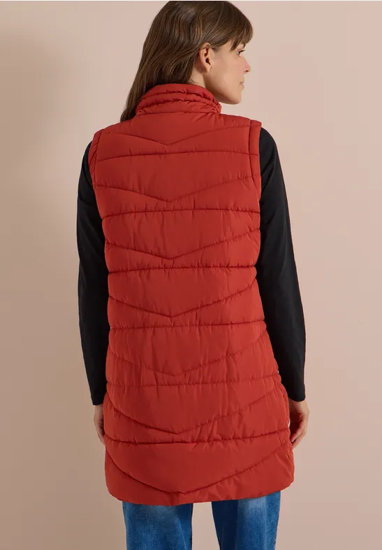 Veste longue matelassée rouge vue de dos