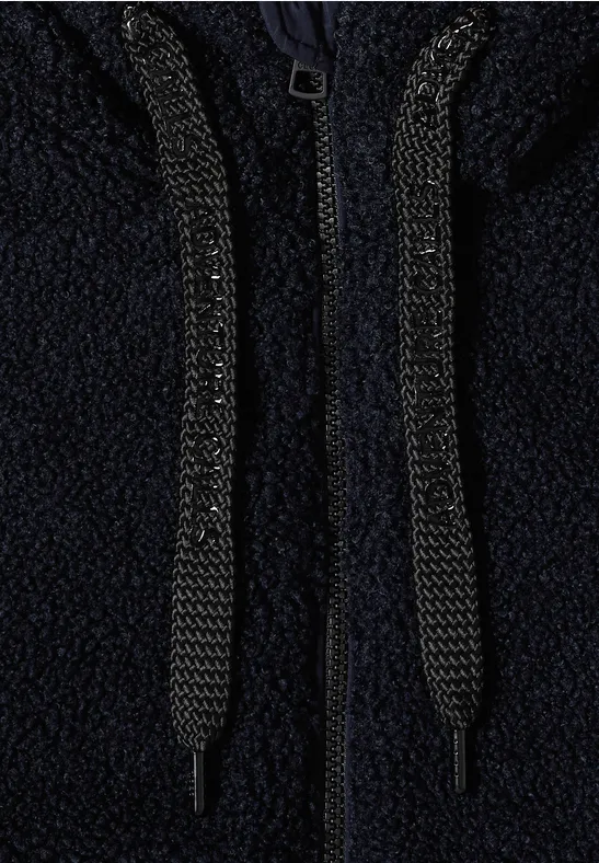 Gros plan d'un sweat à capuche polaire bleu foncé avec cordons et fermeture éclair