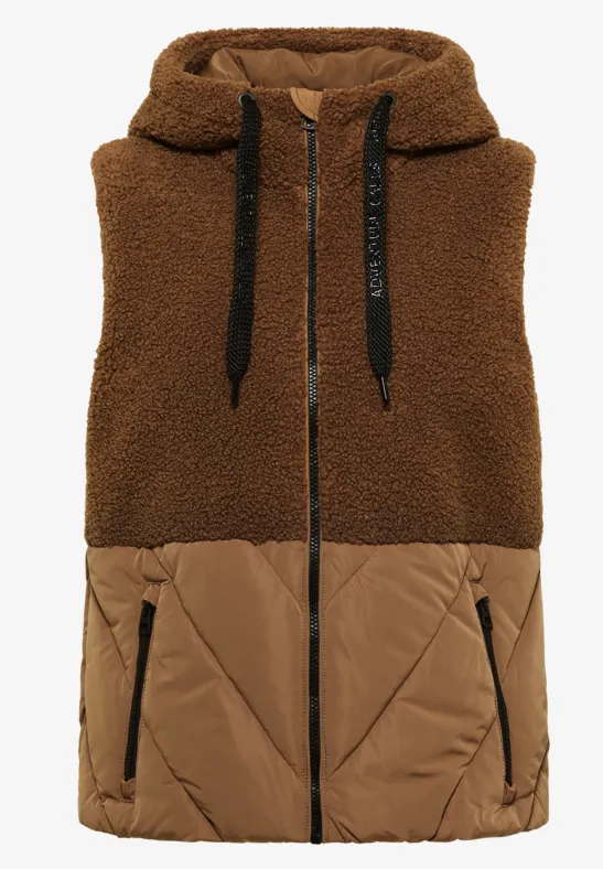Braune, kuschelige Teddyweste mit Kapuze, Reißverschluss und gepolsterten Eingrifftaschen, ärmellos.