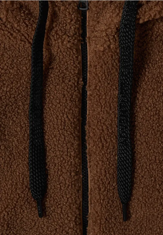 Braune Sherpa-Fleecejacke mit Reißverschluss und schwarzen Kapuzenkordeln.