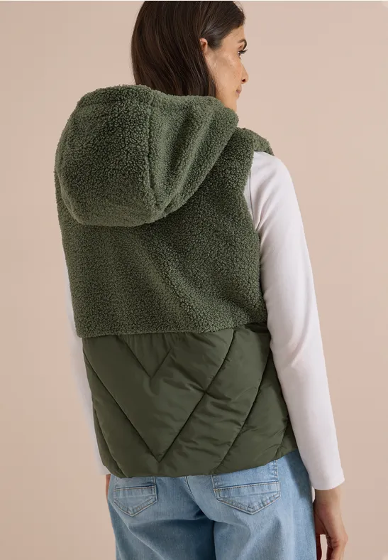 Gilet sans manches à capuche pour femme, haut en polaire pelucheuse, bas matelassé, coloris vert olive.