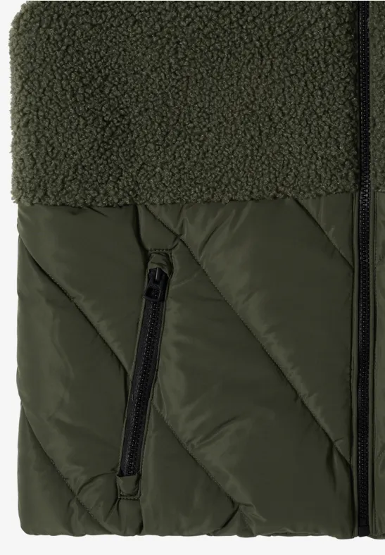 Tissu matelassé vert avec insert en sherpa et poche zippée.