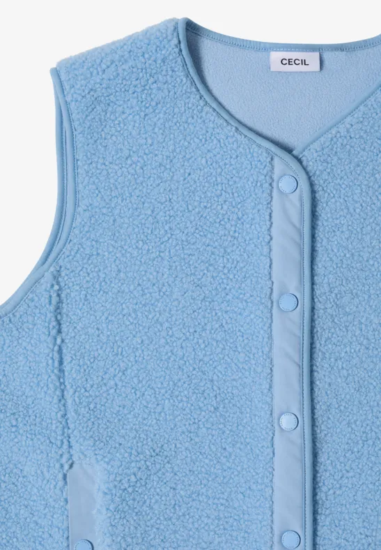 Hellblaue ärmellose Fleeceweste mit Druckknöpfen und Label am Kragen.