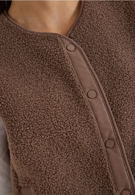 Braunes Teddy-Fleece-Gilet mit durchgehender Druckknopfleiste.
