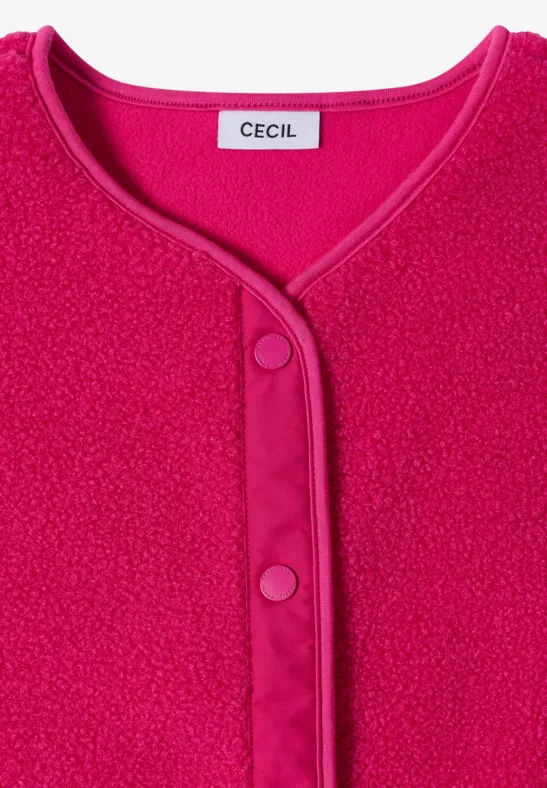Knallpinkes Fleecejäckchen mit Druckknöpfen und CECIL-Label.