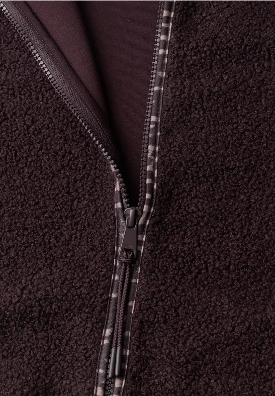 Nahaufnahme eines dunkelbraunen Fleece-Jacken-Reißverschlusses.