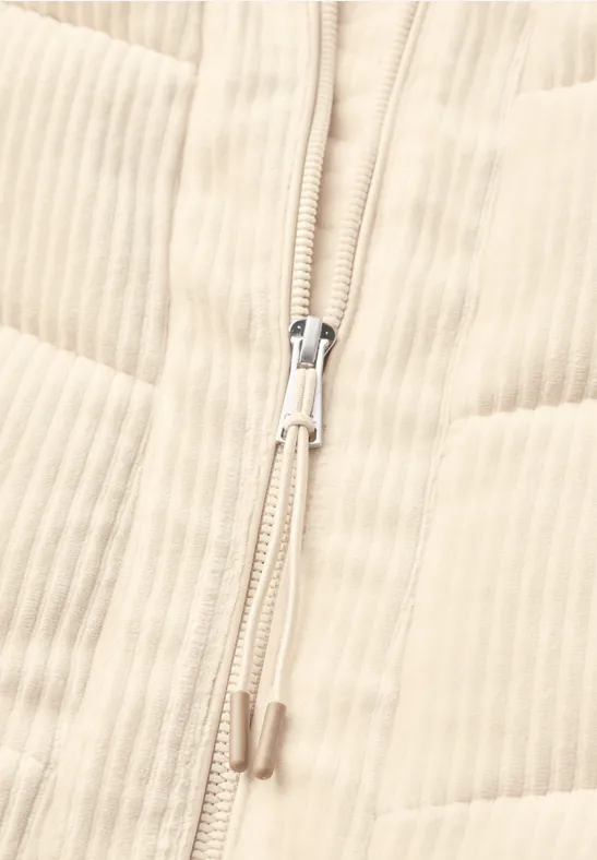 Hellbeige Cord-Steppjacke mit mittigem Metallreißverschluss