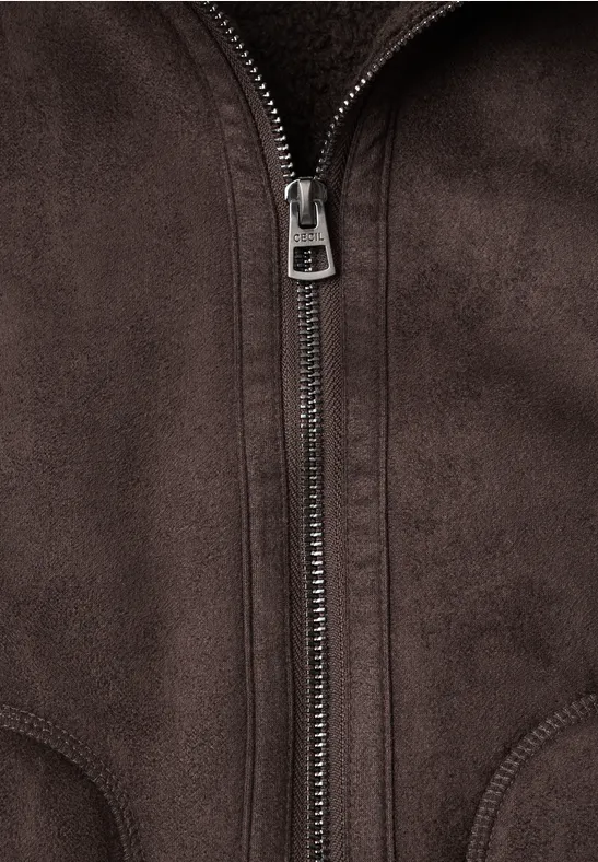 Braune Wildlederjacke mit mittigem silbernem Reißverschluss.