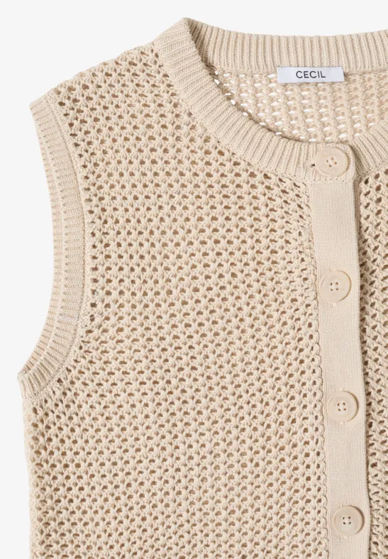 Ärmellose, gehäkelte, beige Weste mit Knöpfen und Rundhalsausschnitt.