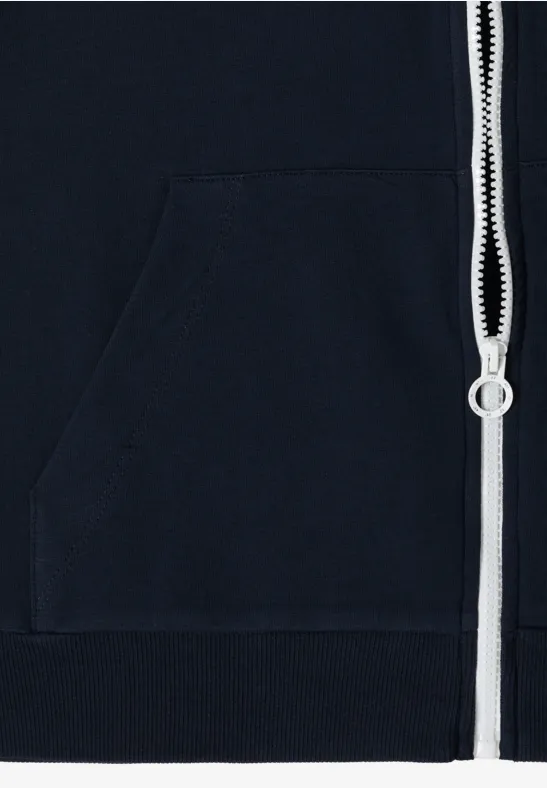 Nahaufnahme einer dunkelblauen Kapuzenjacke mit weißem Reißverschluss und Kängurutasche