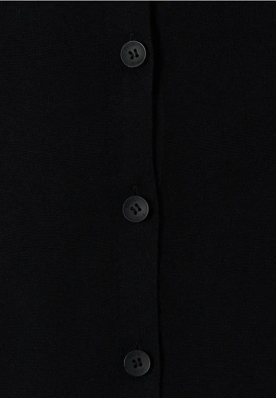 Schwarzer Cardigan mit mittig positionierter Knopfleiste und unauffälligen Knöpfen.