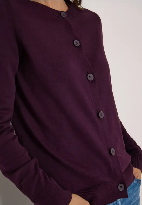 Dunkellila Strickjacke mit Knopfleiste, langen Ärmeln und seitlicher Tasche