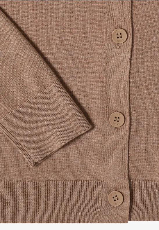 Nahaufnahme eines braunen Strickcardigans mit Knöpfen und gerippten Bündchen an Saum und Ärmeln.