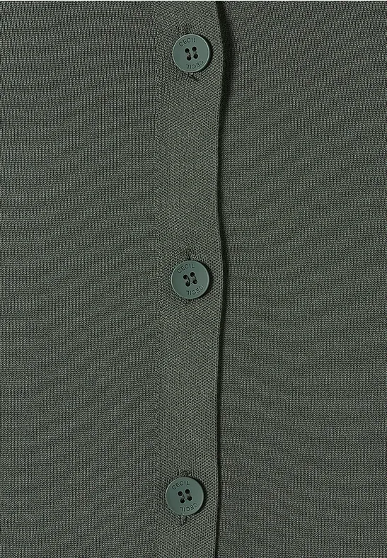Nahaufnahme eines dunkelgrünen Strickcardigans mit drei Knöpfen.