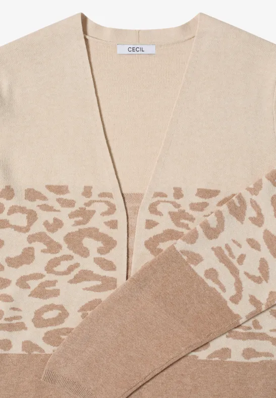 Beige Strick-Cardigan mit V-Ausschnitt und hellbraunem Leopardenmuster auf Brust und Ärmeln.