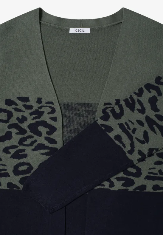 Grüner und schwarzer Strickcardigan mit Leopardenmuster und V-Ausschnitt.