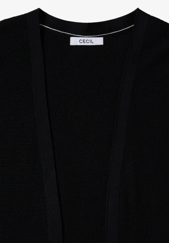 Schwarze, offene Strickjacke mit dezentem Label am Kragen.