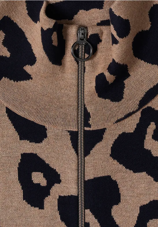 Brauner Strickpullover mit schwarzen Leopardenflecken und Reißverschluss mit ringförmigem Zipperanhänger.