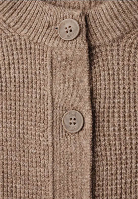 Nahaufnahme eines beigen/braunen Strickcardigans mit Knöpfen