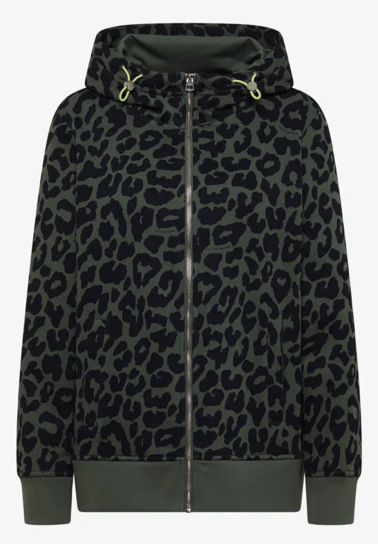 Veste à capuche verte zippée ornée d’un imprimé léopard noir, avec cordon de serrage.