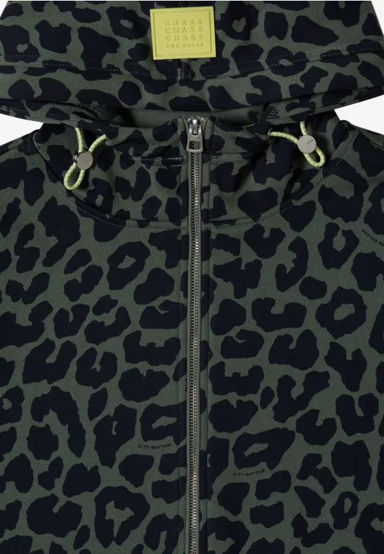 Veste à capuche vert olive à motif léopard noir, fermeture éclair et cordons.