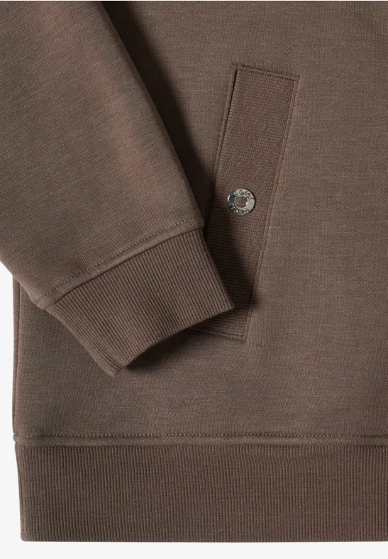 Braunes Sweatshirt mit Rippbündchen, Ärmeltasche und Metall-Druckknopf.
