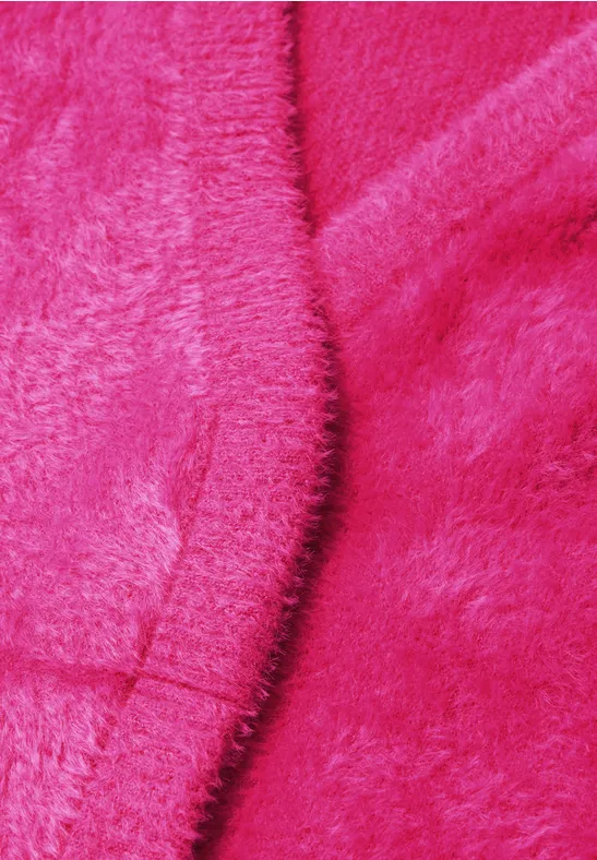 Nahaufnahme eines pinkfarbenen, weichen Plüschstoffs.