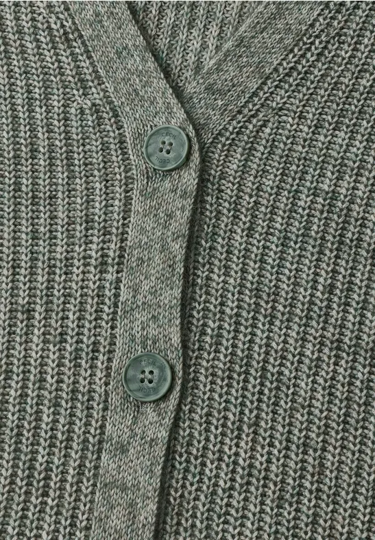 Nahaufnahme eines graugrünen, gerippten Cardigans mit drei farblich abgestimmten Knöpfen.