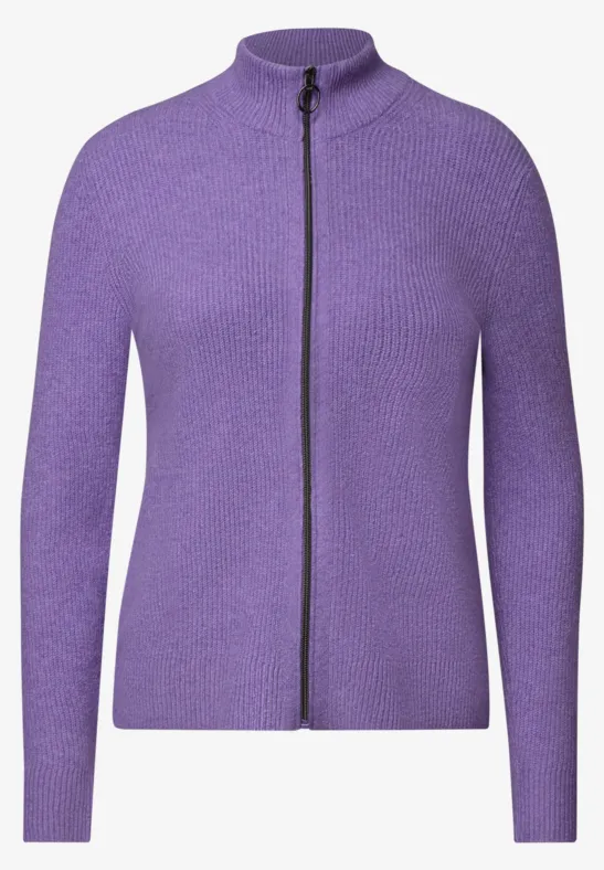 Violette Strickjacke mit Stehkragen und durchgehendem Reißverschluss, lange Ärmel.