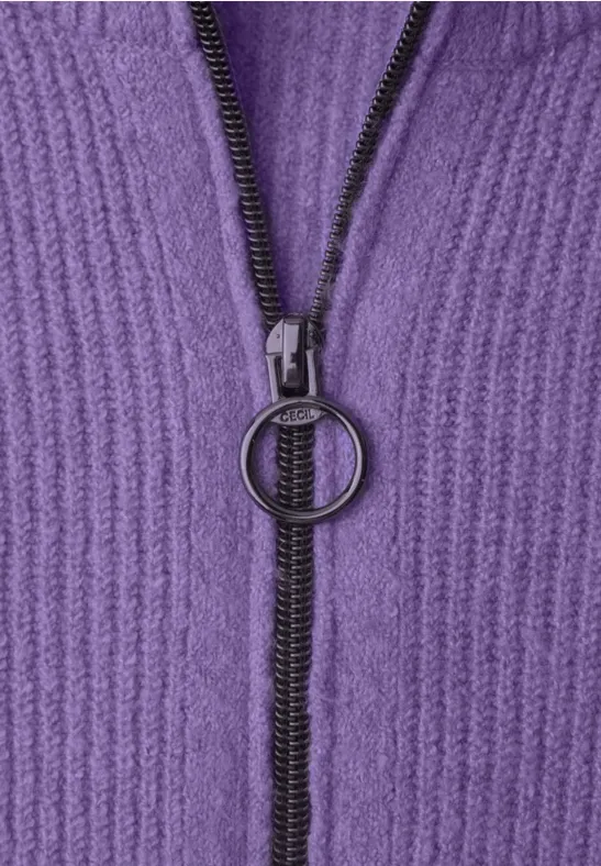 Violetter Strickpullover mit Reißverschluss und rundem Zipperanhänger.