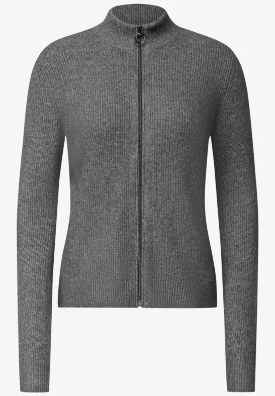 Graue Damenstrickjacke mit Reißverschluss, Stehkragen und langen Ärmeln.